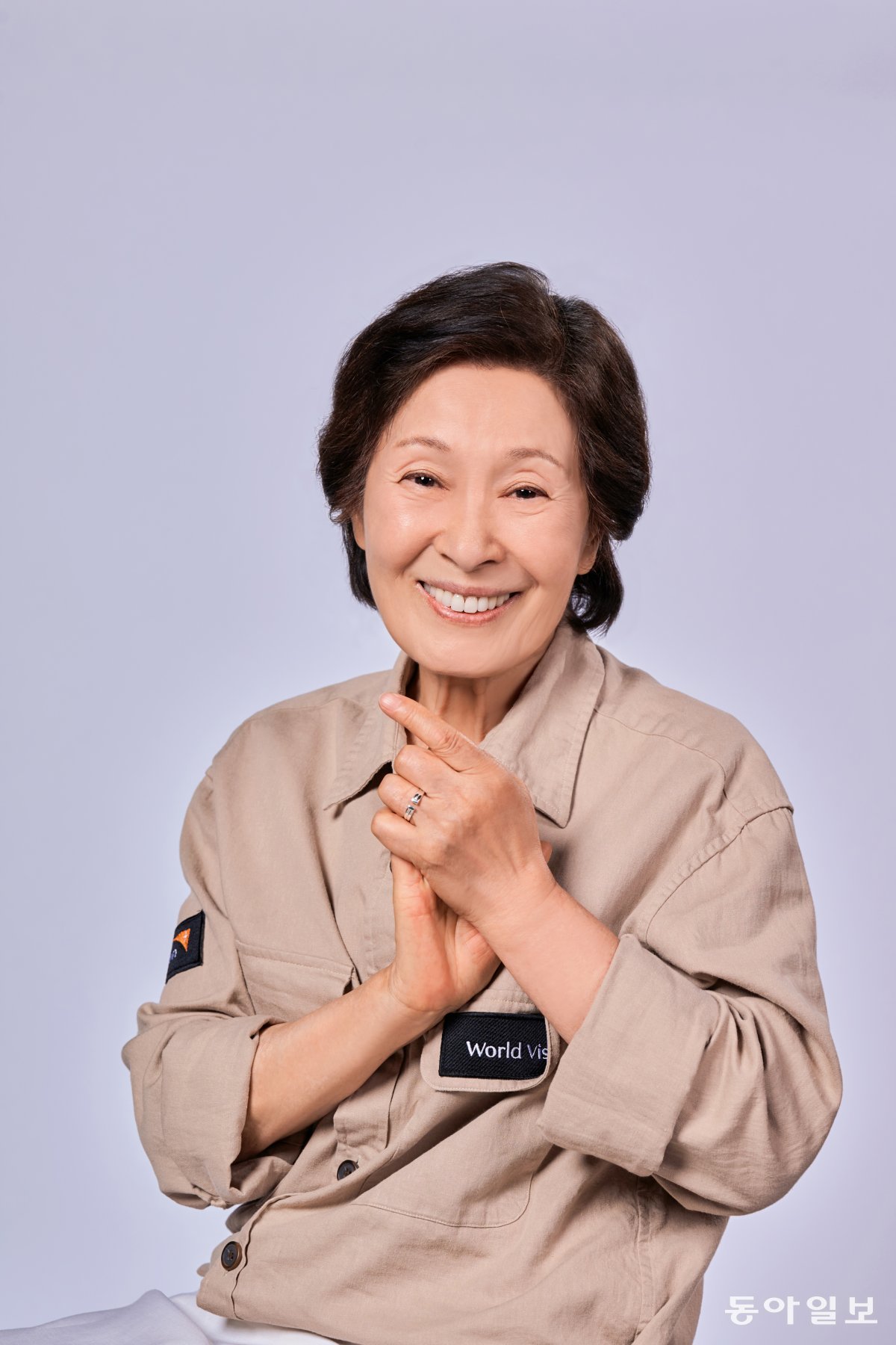 ‘스탑링 반지’ 굿즈를 착용한 김혜자 월드비전 친선대사 모습. 월드비전 제공