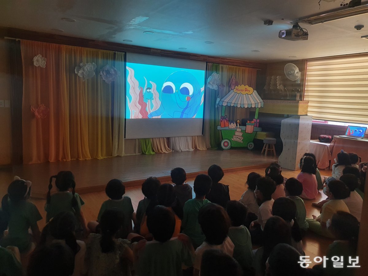 시네마그린틴에 참여한 학생들이 환경영화를 관람하고 있다. 환경재단 제공