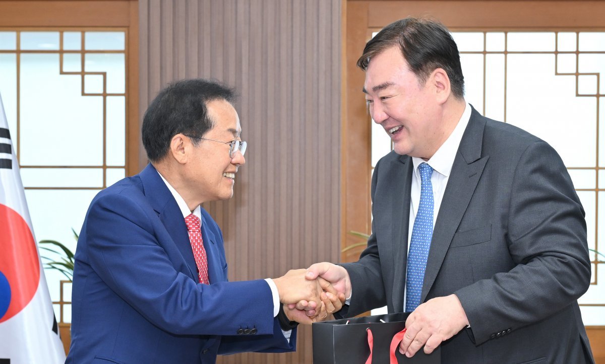 홍준표 대구시장과 싱하이밍 주한 중국대사가 31일 대구시 산격청사에서 만나 악수하고 있다. 홍 시장은 싱하이밍 대사에게 판다 대여를 요청했다.(대구시 제공)