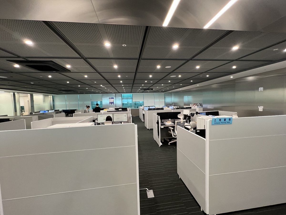 Office space in Korean Air’s Gangseo-gu headquarters’ Comprehensive Control Center (OCC)