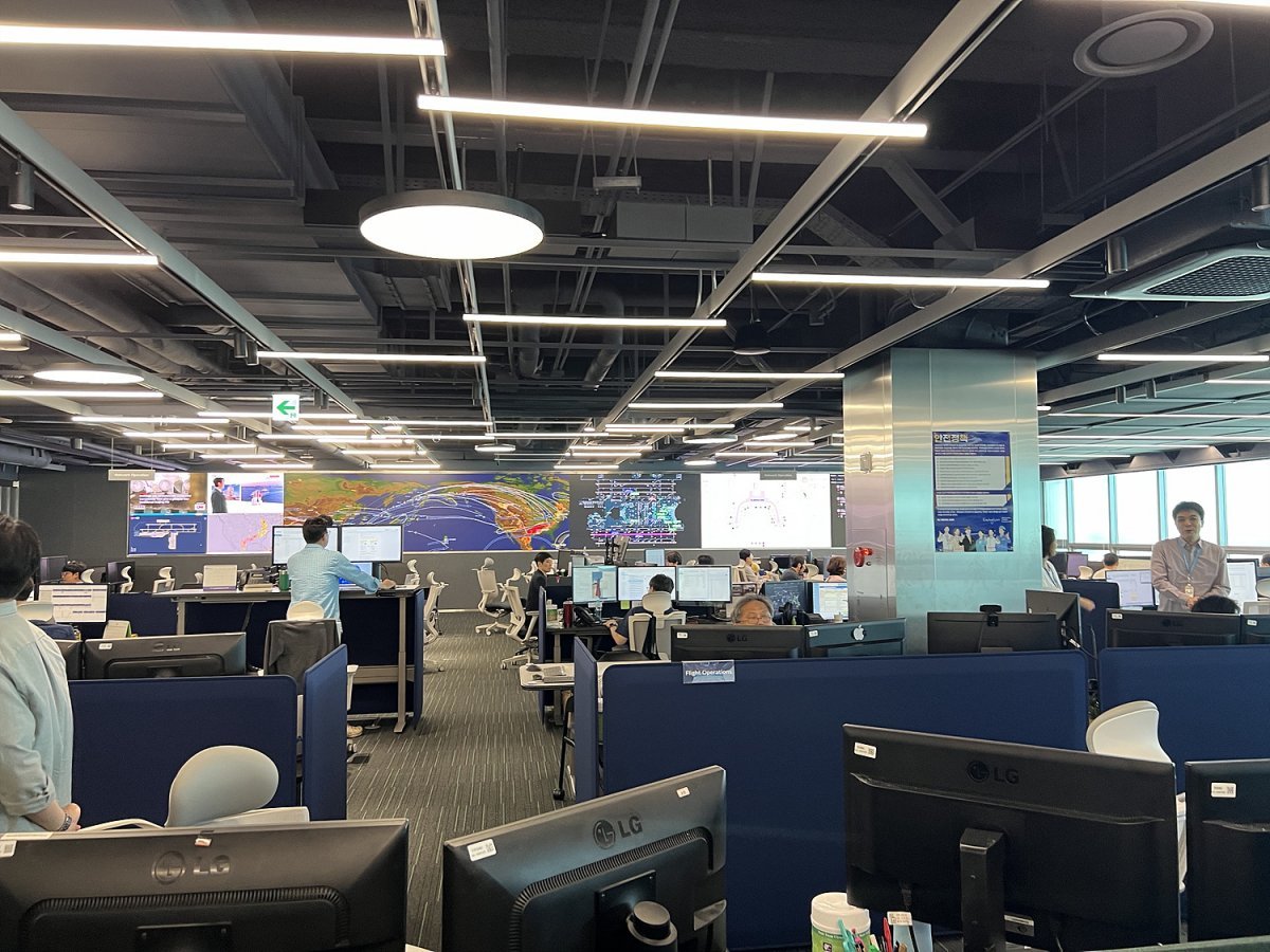 Korean Air Gangseo-gu Headquarters Comprehensive Control Center (OCC).  There is a large screen at the front that shows aircraft tracks, etc.