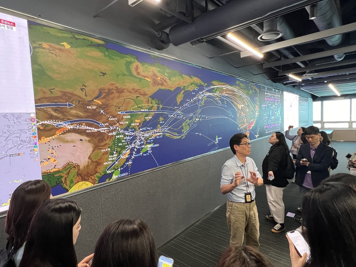 Korean Air Gangseo-gu Headquarters Comprehensive Control Center (OCC).  Hwang Yun-chan, head of the Network OPS Group of Korean Air’s control and operation team, is explaining the wall screen.