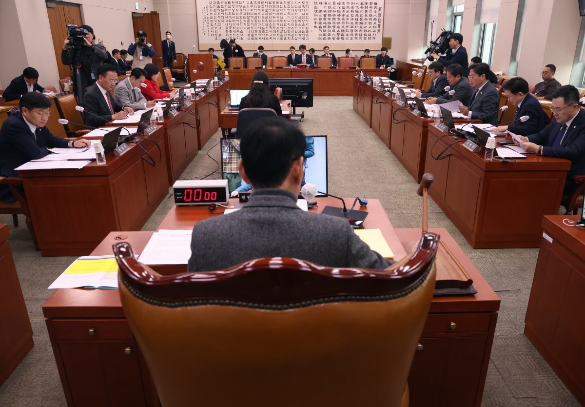 김도읍 국회 법사위 위원장이 29일 서울 여의도 국회에서 열린 법제사법위원회 전체회의에서 의사봉을 두드리고 있다. (자료사진) 2024.2.29/뉴스1