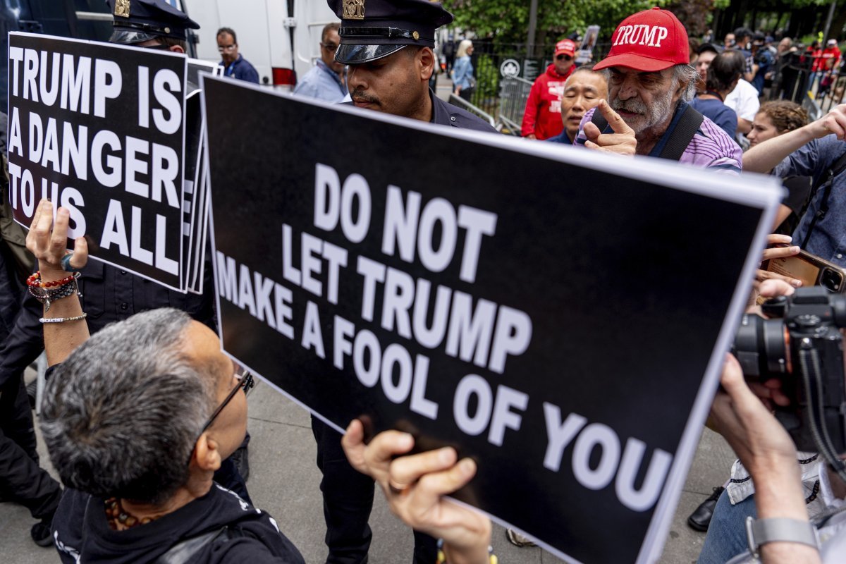 On the 30th (local time), supporters and anti-supporters are arguing outside the courthouse in Manhattan Criminal Court in New York City after a jury found former President Donald Trump guilty of all charges in the case of allegedly fraudulently spending hush money on a sex scandal.  2024.05.31. [뉴욕=AP/뉴시스]