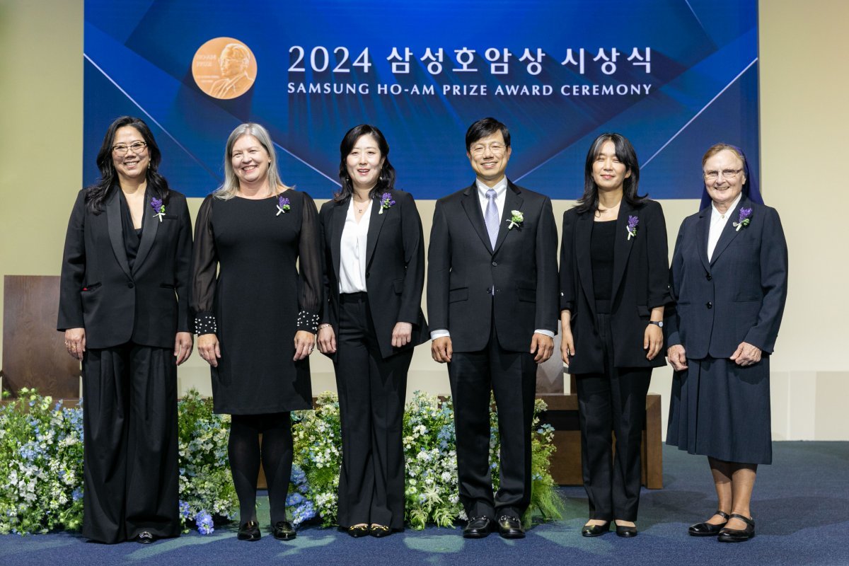 혜란 다윈 뉴욕대 교수, 킴벌리 브릭먼 미 국립표준기술연구소 연구원(고 남세우 연구원 대리 수상), 이수인 워싱턴대 교수, 피터 박
 하버드대 의대 교수, 한강 소설가, 제라딘 라이언 아일랜드 성골롬반외방선교수녀회 수녀(왼쪽부터) 등 삼성호암상 수상자들이 31일
 서울 중구 신라호텔 다이너스티홀에서 열린 ‘2024 삼성호암상 시상식’에서 기념촬영을 하고 있다. 삼성전자 제공