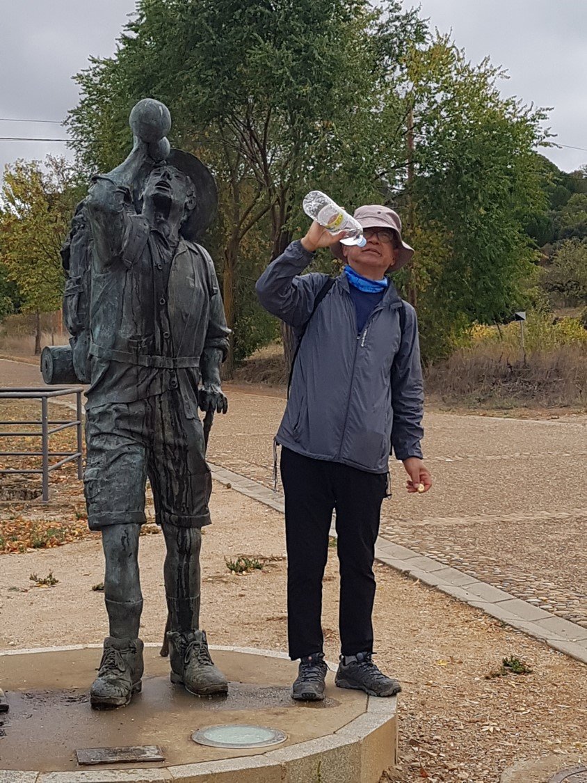 On the Camino de Santiago.  About this trip accompanied by his wife, he has been serializing his travelogue in ‘Monthly Autonomous Development’ for 18 months.  Provided by Lee Joo-hee