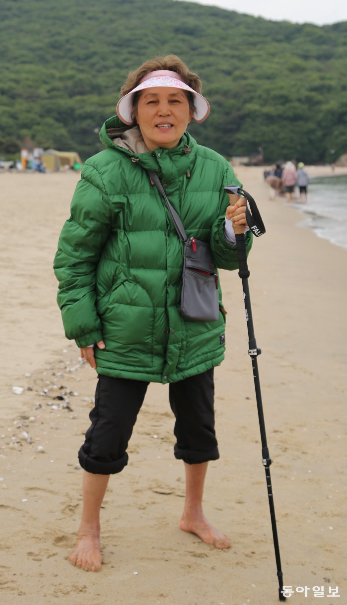 29년간 전신 근육강직 인간 증후군을 앓고 있는 박상옥 씨가 인천 중구 무의도 하나개해수욕장에서 혼자 서 있다. 그는 해변 맨발 걷기로 “아픈 뒤 처음 혼자서 걸었다”고 했다. 무의도=양종구 기자 yjongk@donga.com