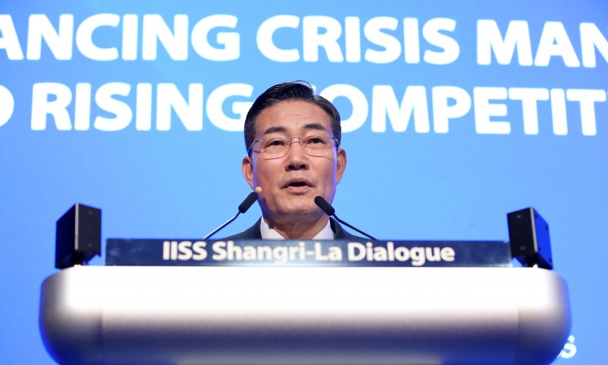 Minister of National Defense Shin Won-sik is giving a speech on the topic of strengthening crisis management capabilities amid heightened competition at the Asian Security Conference (Shangri-La Dialogue) held at the Shangri-La Hotel in Singapore on the 1st.  2024.6.1/News 1