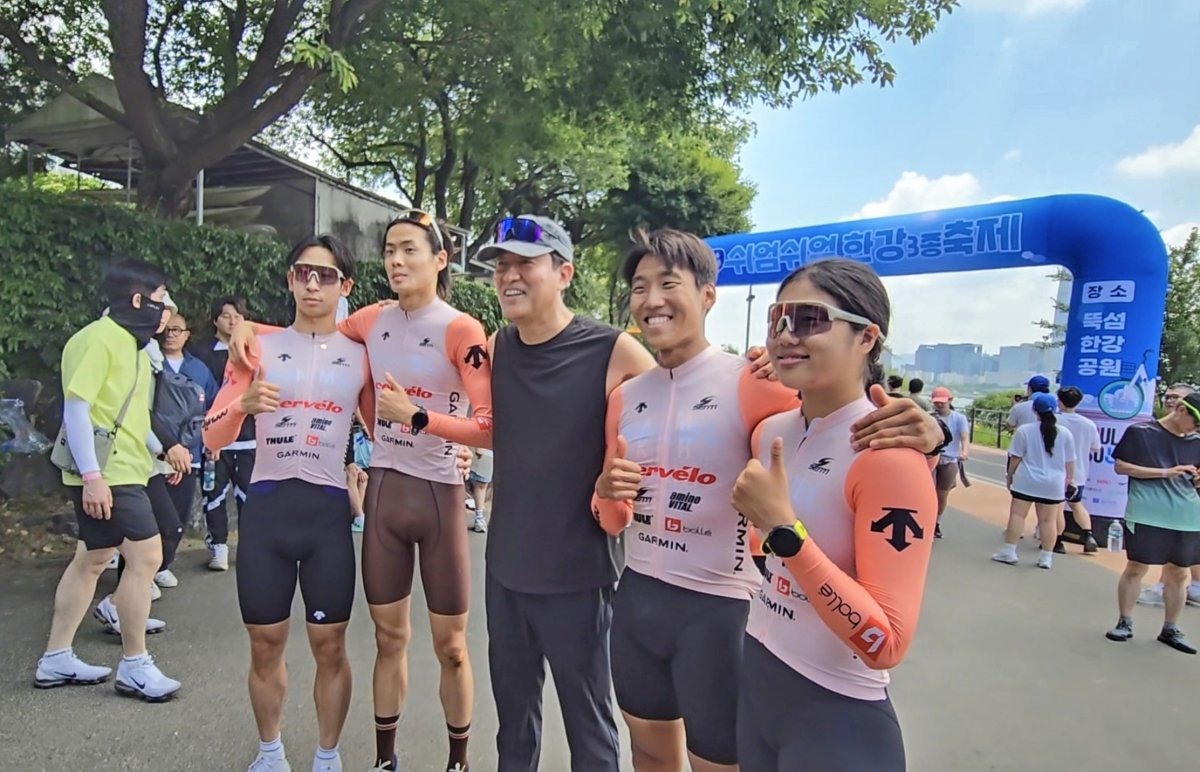 오세훈 서울시장이 1일 제1회 ‘한강 쉬엄쉬엄 3종 축제’를 완주한 뒤 동호인들과 사진을 찍고 있다. 2024.6.1/뉴스1