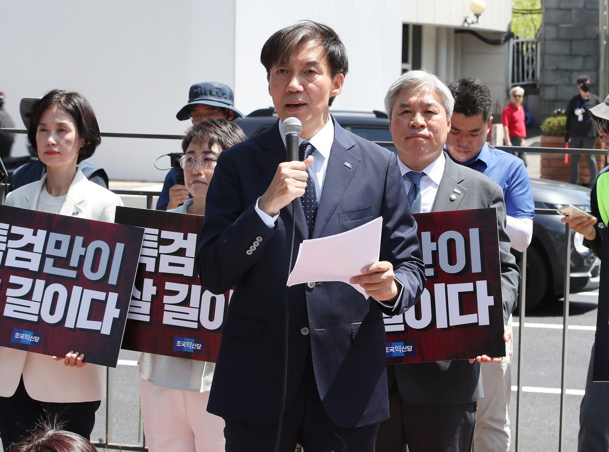 조국 조국혁신당 대표가 1일 서울 용산구 전쟁기념관 앞에서 열린 채 해병 특검 거부 규탄집회에서 발언을 하고 있다. 2024.6.1/뉴스1