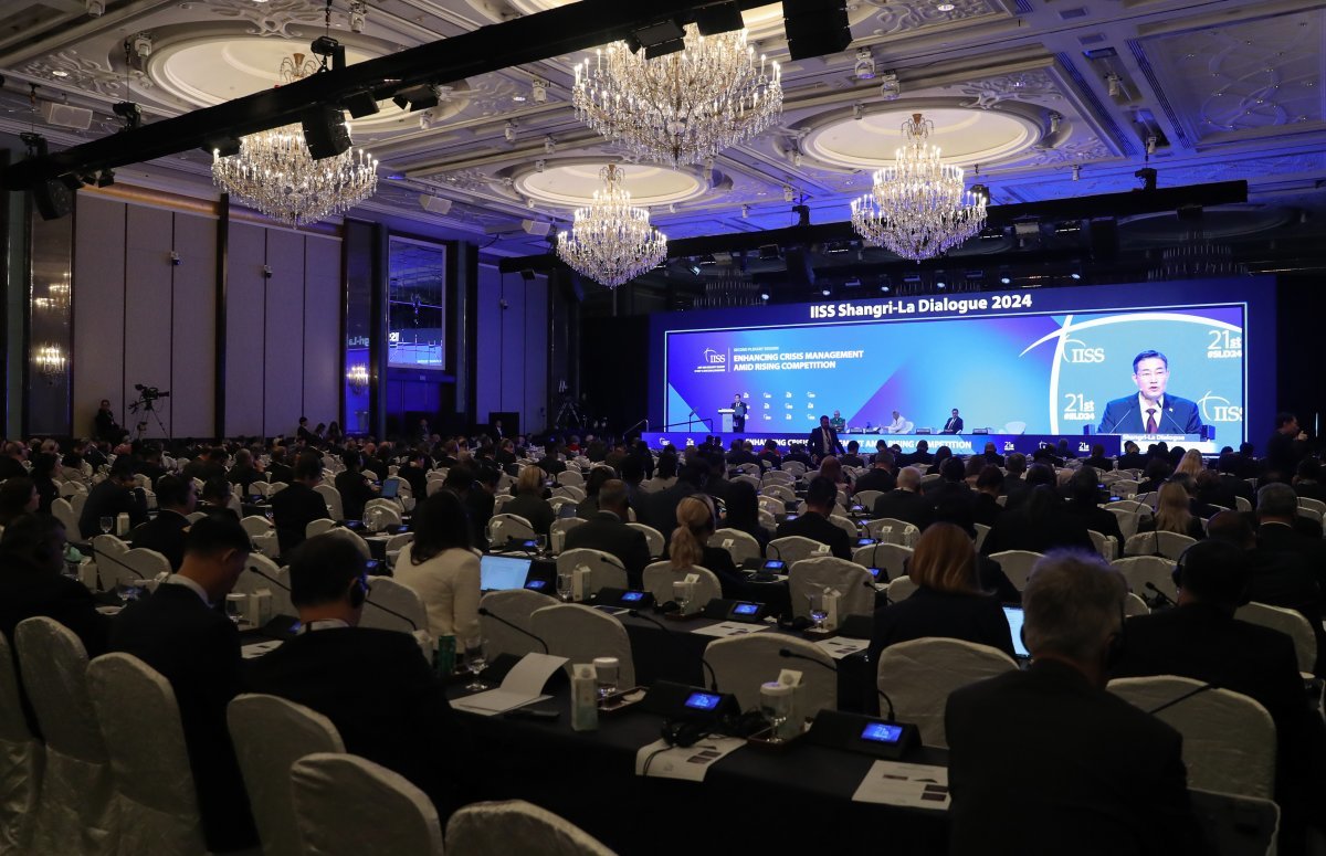 Minister of National Defense Shin Won-sik is giving a speech on the topic of strengthening crisis management capabilities amid heightened competition at the Asian Security Conference (Shangri-La Dialogue) held at the Shangri-La Hotel in Singapore on the 1st.  2024.6.1/News 1