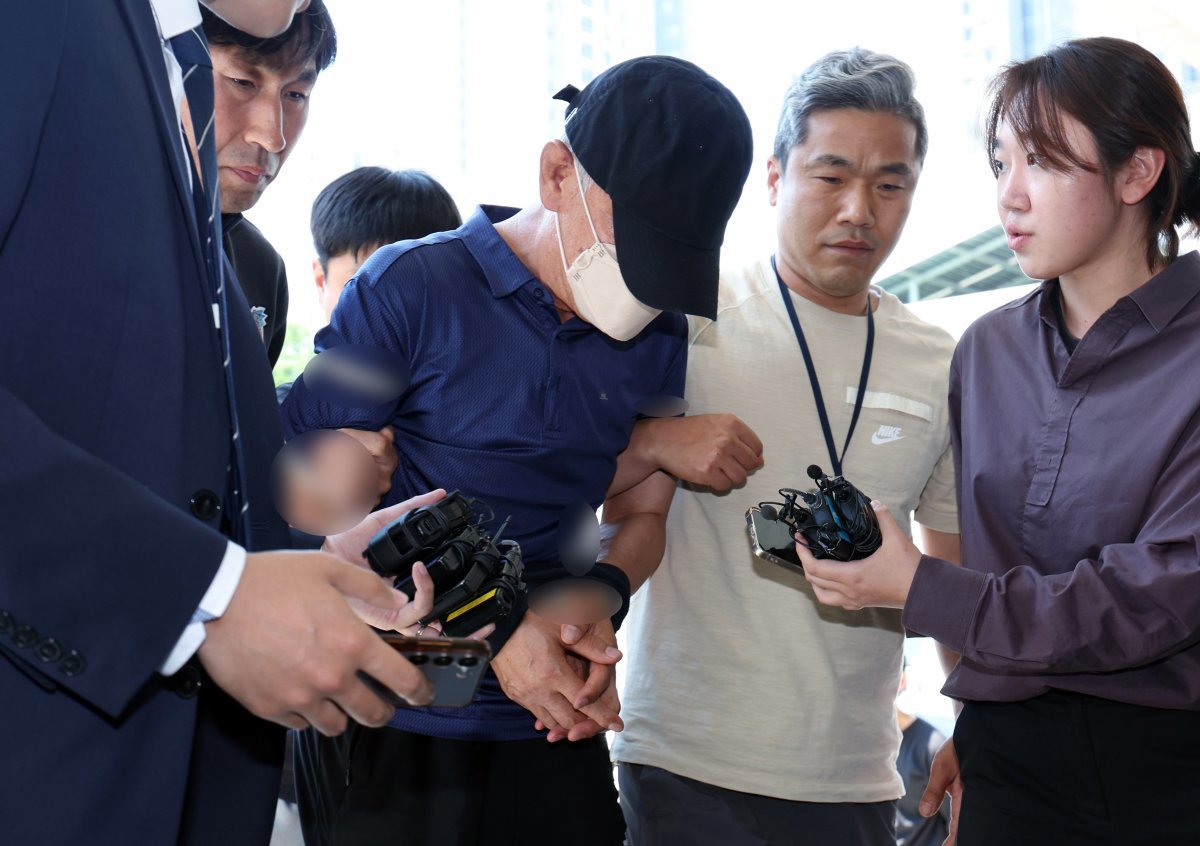 서울 강남의 한 오피스텔에서 모녀를 흉기로 찌르고 달아난 뒤 하루 만에 검거된 60대 남성 용의자가 31일 오전 서울 수서경찰서로 압송되고 있다. 2024.5.31/뉴스1