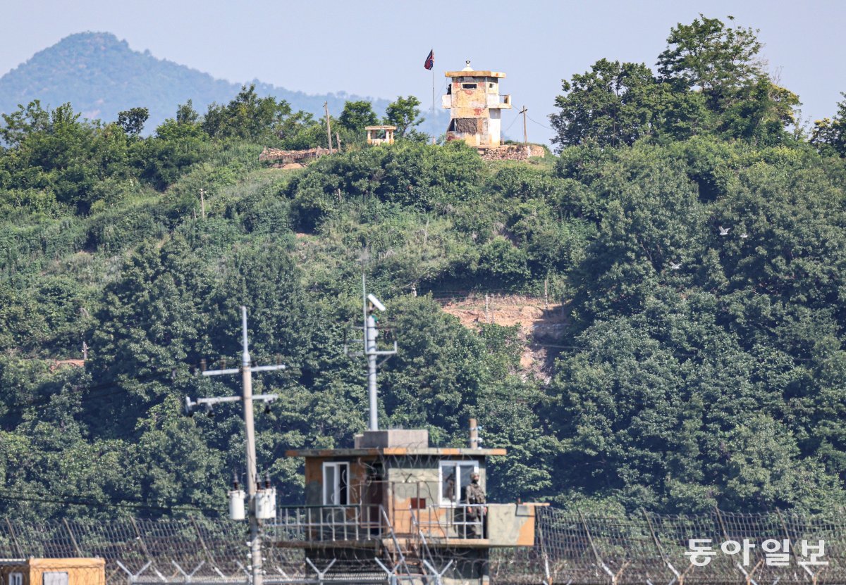 북한이 다시 오물 풍선을 부양한 것으로 알려진 2일 오전 경기도 파주시 탄현면에서 바라본 북한의 한 초소에서 북한군이 보인다. 철책 공사가 진행 중인 다른 초소와는 달리 일대가 수풀이 무성한 모습이다. 파주=이한결 기자 always@donga.com