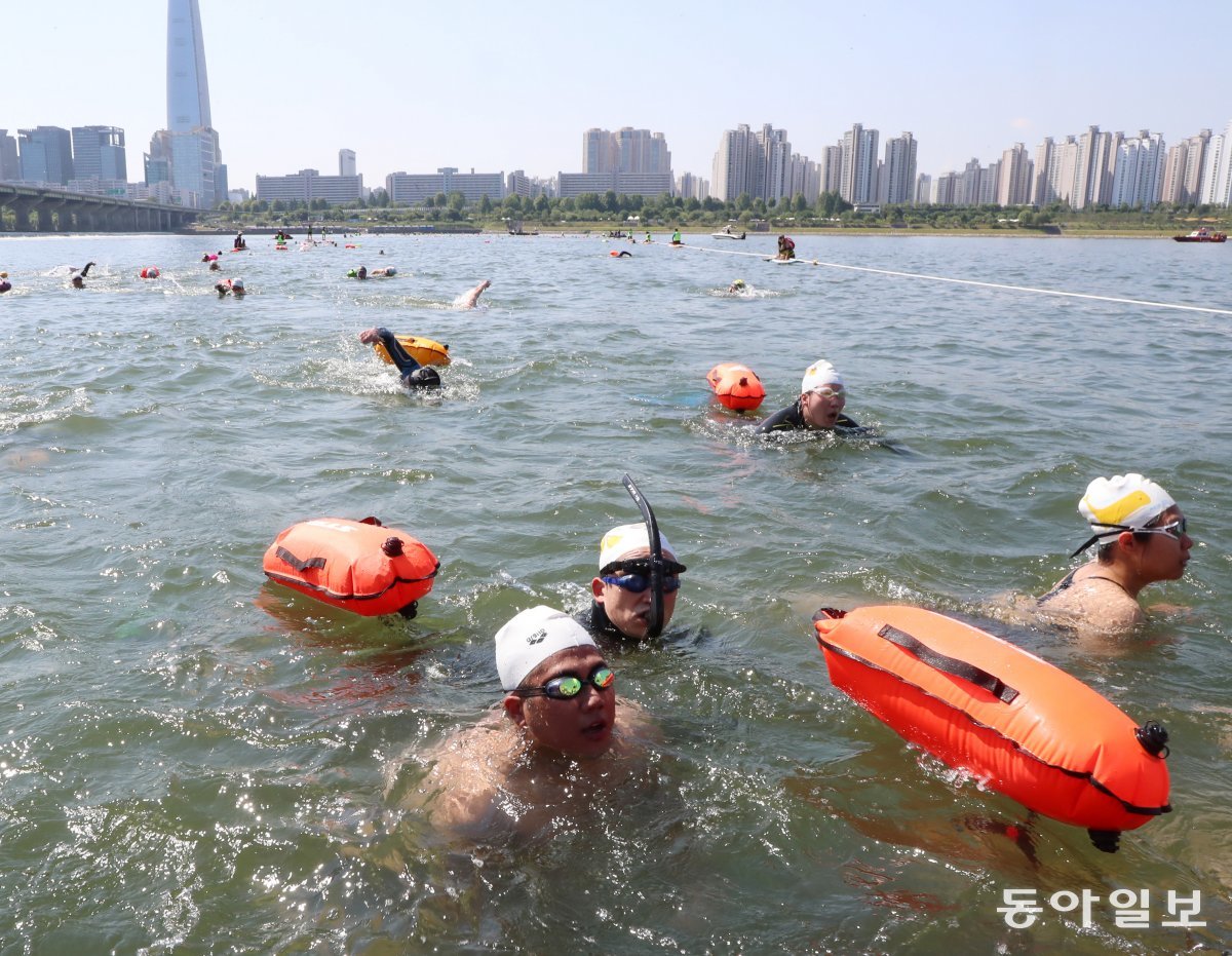 2일 오전 제1회 쉬엄쉬엄 한강 3종 축제’에 참여한  시민들이 상급자 코스인 수영 1km(잠실수중보 남단~북단) 구간을  헤엄치고 있다. 이훈구 기자 ufo@donga.com