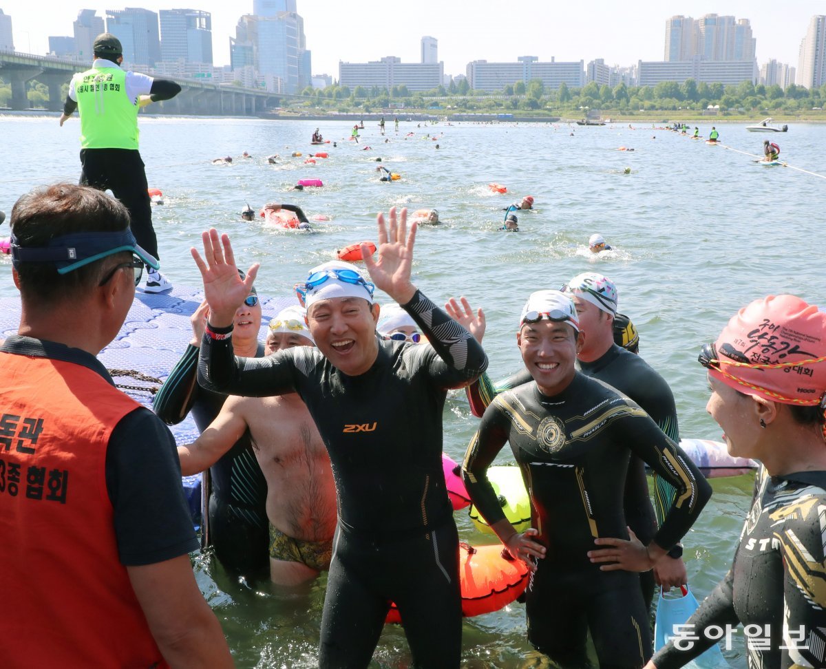 수영 완주 후 환호하는 오세훈 시장. 오 시장은  1일과 2일 뚝섬과 잠실한강공원에서 한강을 헤엄치고 따릉이를 탔다.