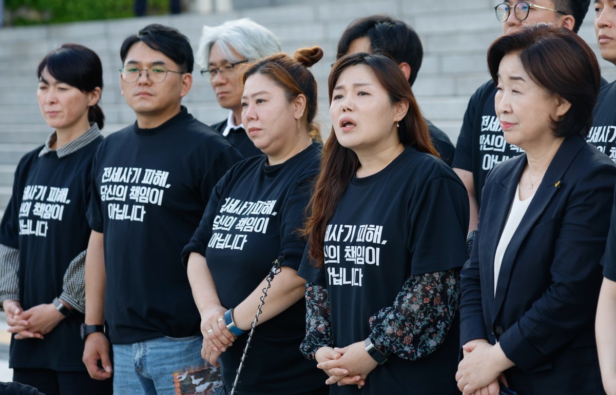 안상미 전세사기·깡통전세 피해자 전국대책위원장이 지난달 28일 오후 서울 여의도 국회 본청 앞 계단에서 전세사기 특별법 통과에 대한 입장을 밝히고 있다. 2024.5.28 뉴스1