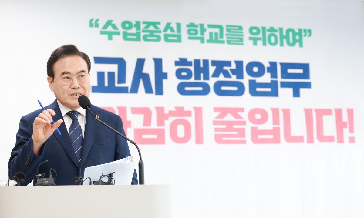 서거석 전북도교육감이 최근 교육청 회견실에서 ‘2024 교사 행정업무 경감 대책’을 발표하고 있다. 서 교육감은 “교사들이 오롯이
 수업과 교육에만 전념할 수 있도록 업무 경감 대책을 지속해서 추진하겠다”고 강조했다. 전북도교육청 제공