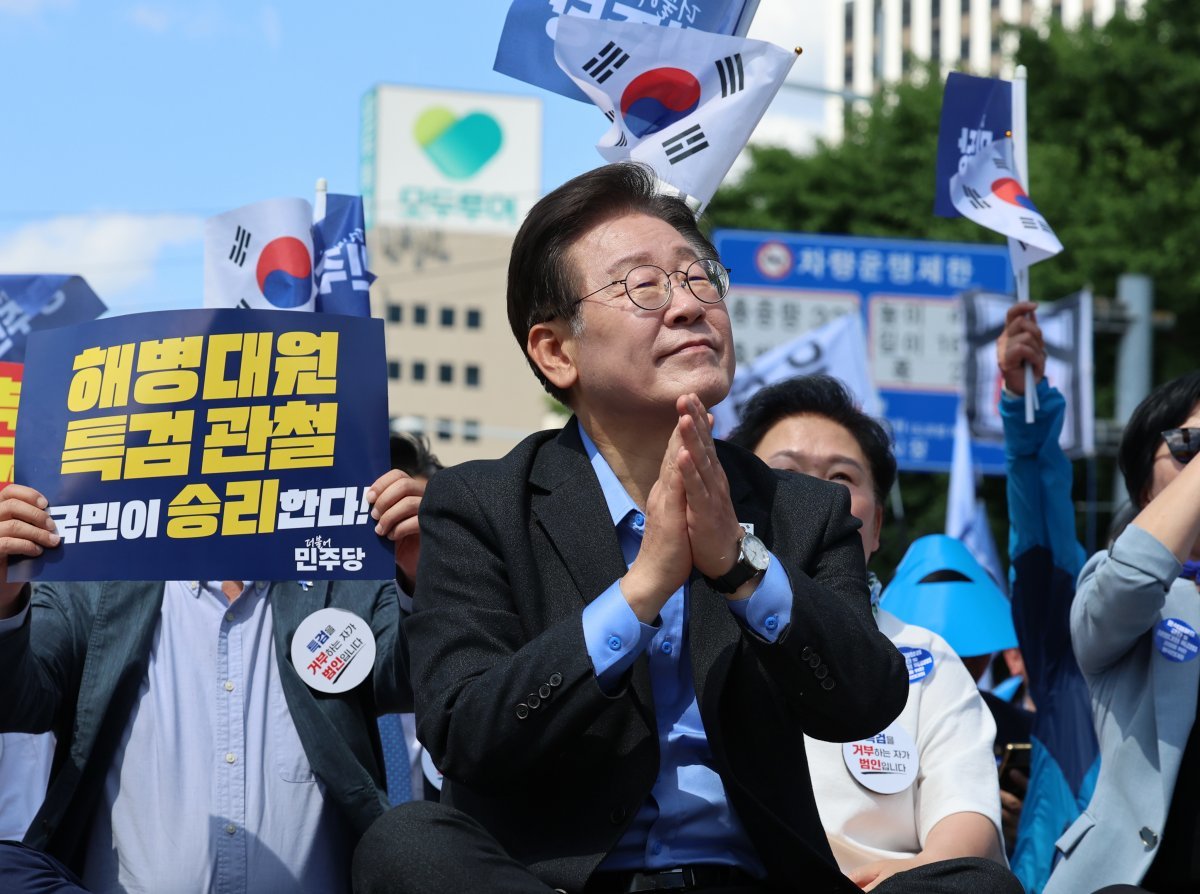 이재명 더불어민주당 대표가 1일 서울 중구 서울역 인근에서 열린 더불어민주당 ‘해병대원 특검법, 국민이 승리한다’ 윤석열정권 규탄 및 해병대원 특검법 관철을 위한 범국민 대회에서 박수를 치고 있다. 2024.06.01 서울=뉴시스