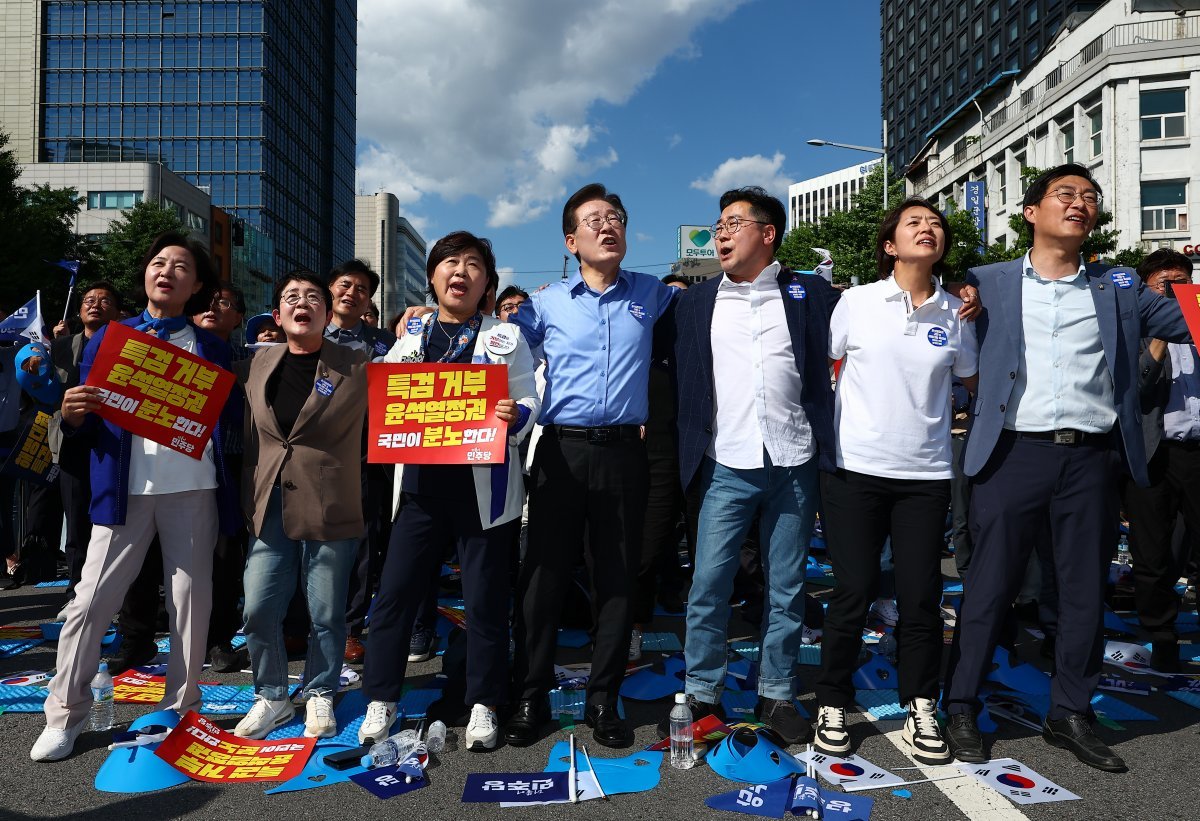 더불어민주당 이재명 대표(앞줄 왼쪽 네 번째)가 당 지도부 의원들과 1일 서울역 인근에서 열린 ‘윤석열 정권 규탄 및 해병대원 특검법 관철을 위한 범국민 대회’에 참석해 어깨동무를 한 채 노래를 부르고 있다. 뉴시스