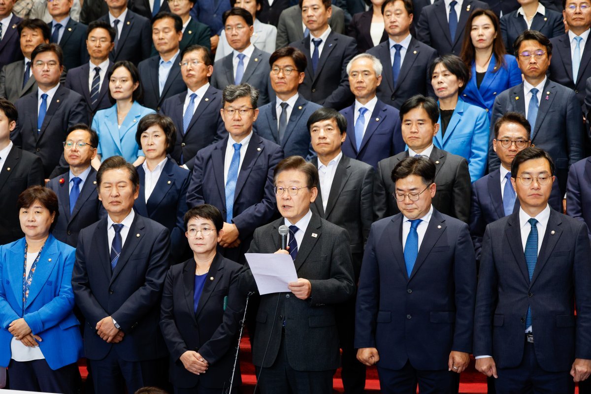 이재명 대표가 22대 국회 개원 첫날인 5월 30일 오후 서울 여의도 국회 로텐더홀에서 열린 첫 의원총회에 참석해 인사말을 하고 있다. 뉴스1