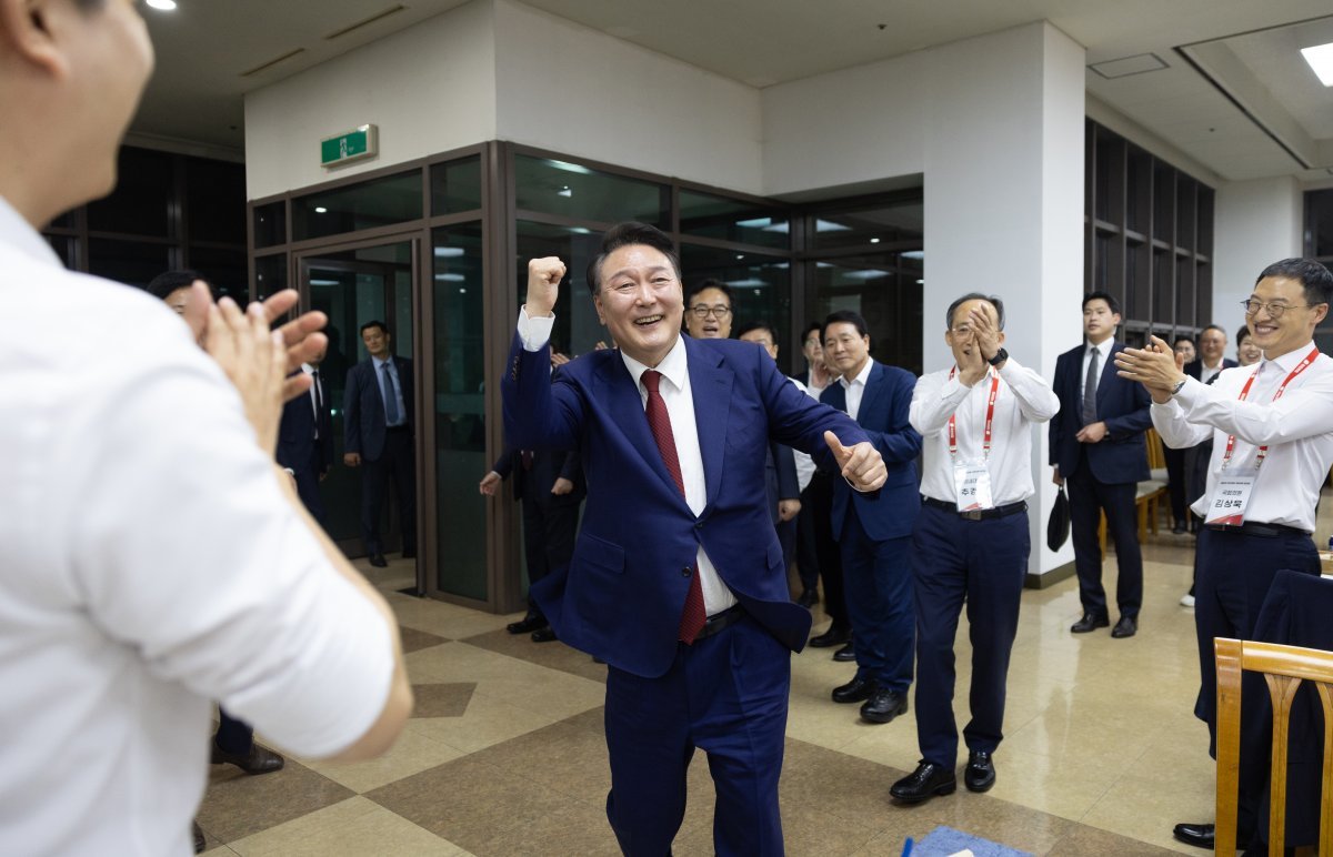 윤 대통령이 5월 30일 저녁 충남 천안시 재능교육연수원에서 열린 ‘제22대 국민의힘 국회의원 워크숍’ 만찬 행사를 마치고 나오며 어퍼컷 세리머니를 하고 있다. 대통령실 제공