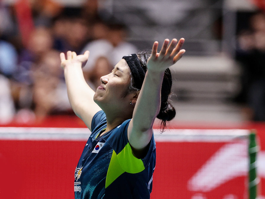 Ahn Se-young is happy after winning the World Badminton Federation World Tour Singapore Open women's singles on the 2nd. Provided by Yonex