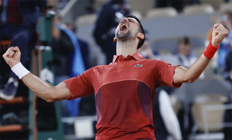 Novak Djokovic (Serbia) defeated Lorenzo Musetti (Italy) 3-2 in the round of 32 of the French Open men's singles on the 2nd, recording his 369th win, the most in major tournament history. Djokovic is roaring after defeating Musetti and advancing to the round of 16 after a full set match that lasted 4 hours and 29 minutes. Paris = AP Newsis