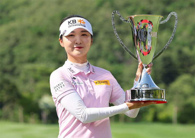 Lee Ye-won is holding up the championship trophy after reaching the top of the Korea Ladies Professional Golf (KLPGA) Tour Sh Suhyup Bank MBN Women's Open held at The Star Hue Golf & Resort in Yangpyeong-gun, Gyeonggi-do on the 2nd. Provided by KLPGA