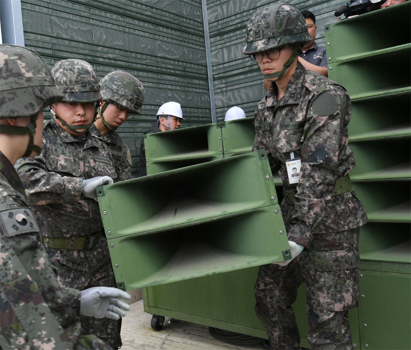 2018년 5월 1일 국군 장병들이 4·27 판문점선언 후속조치 첫 단계로 경기 파주시 군사분계선(MDL) 교하소초에 설치된 고정형 대북 확성기를 철거하는 모습. 파주=사진공동취재단