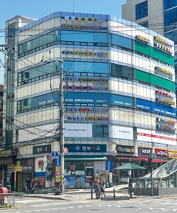 송파구 사업으로 간판이 재정비된 거여역 사거리 일대의 건물 전경. 송파구 제공