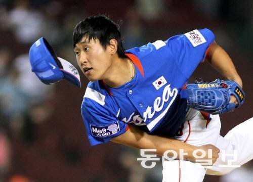 Seok-min Yoon during his days as an ace in Korean baseball.  Seok-min Yoon is the star of the baseball gold medal at the 2008 Beijing Olympics.  Donga Ilbo DB