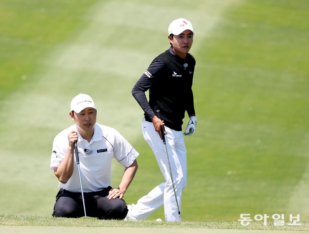 윤석민이 지난달 SK텔레콤 채리티 오픈에서 한 조를 이룬 김한별 프로와 경기를 하고 있다. KPGA 제공