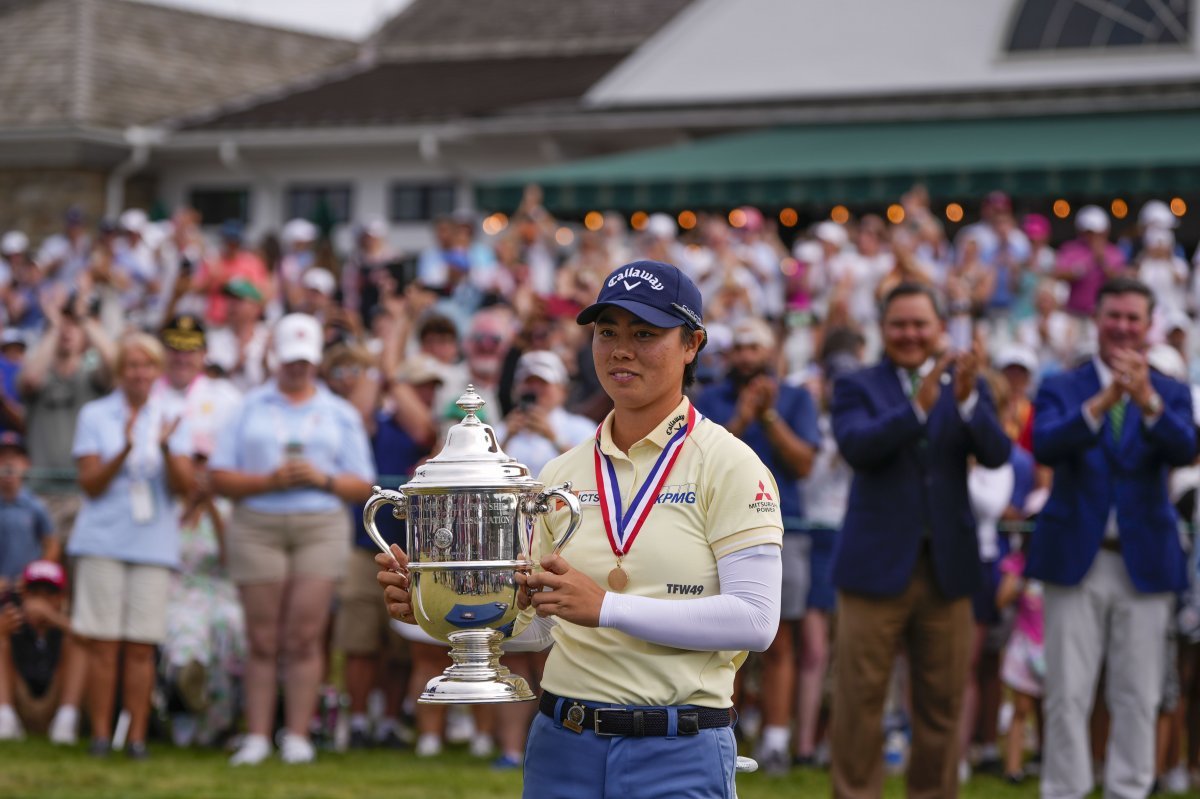 사소 유카(일본)가 3일 미국여자프로골프(LPGA)투어 US여자오픈 정상에 오른 뒤 우승 트로피를 들고 카메라 앞에 섰다. 랭커스터=AP 뉴시스