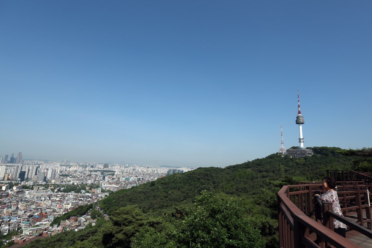 화창한 날씨가 이어지고 있는 서울 남산에서 바라본 하늘이 푸르게 보이고 있다.  ⓒ News1