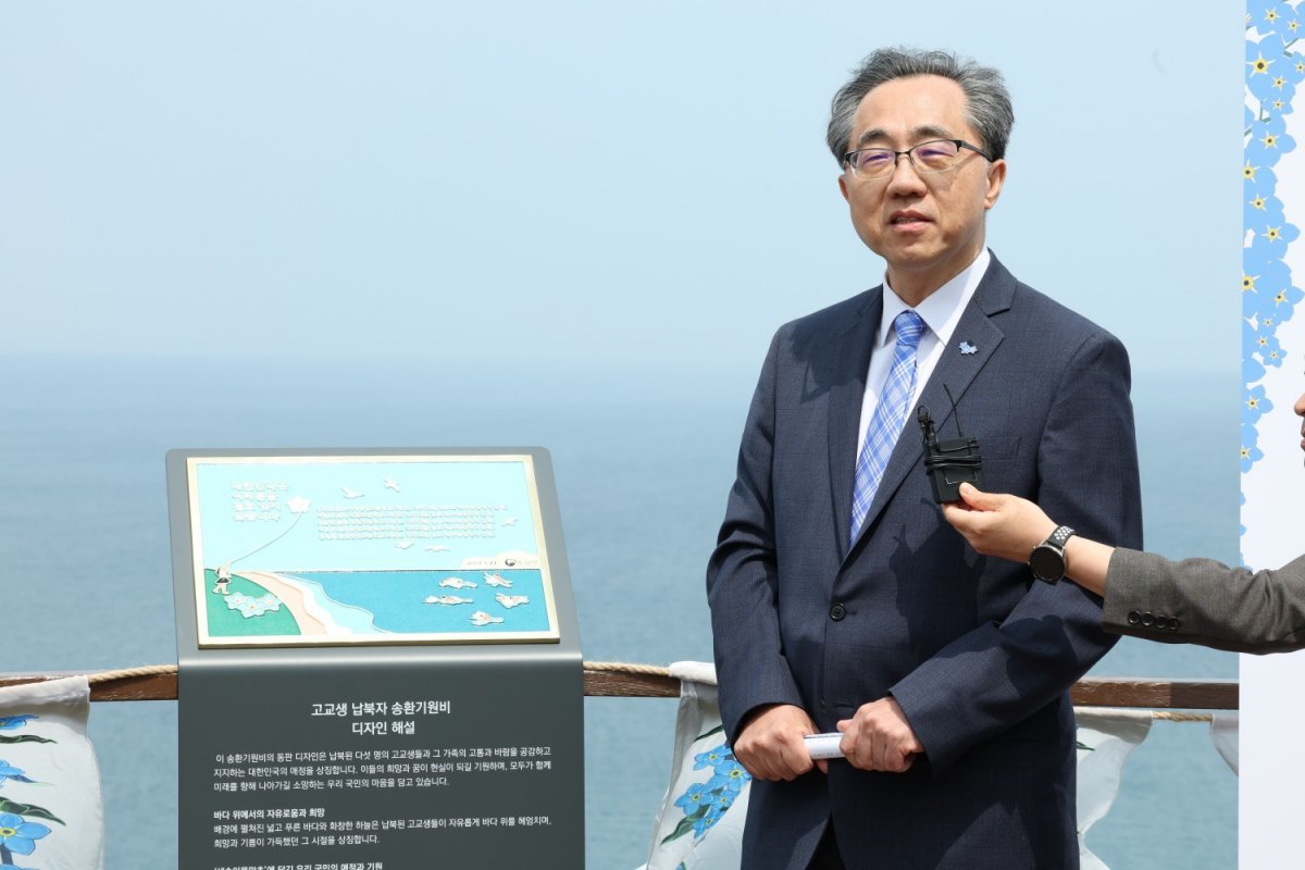 3일 전남 홍도에서 열린 납북 고교생 송환기원비 제막식에 참석한 문승현 통일부 차관. 통일부 제공