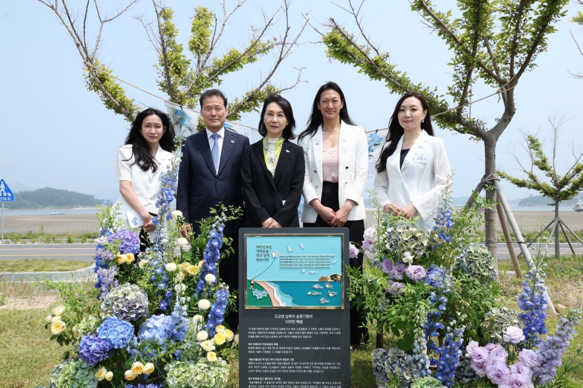 지난달 24일 전북 선유도해수욕장에서 열린 납북 고교생 송환기원비 제막식에 참석한 김영호 통일부 장관과 이신화 북한인권국제협력대사, 줄리 터너 미 국무부 북한인권대사. 통일부 제공