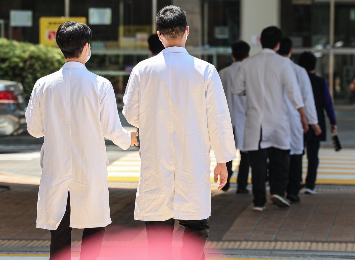 서울 시내 한 대학병원에서 의료진이 발걸음을 옮기고 있다. 2024.5.31 뉴스1