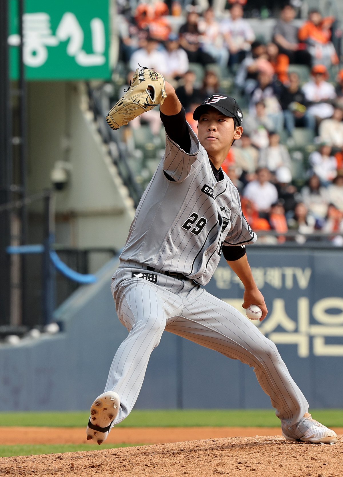 10일 오후 서울 송파구 잠실야구장에서 열린 프로야구 ‘2024 신한 SOL 뱅크 KBO리그’ 한화 이글스와 두산 베어스의 경기 4회 말 한화 황준서가 6대4로 뒤지고 있는 상황에서 마운드에 올라 역투하고 있다. 2024.4.10/뉴스1