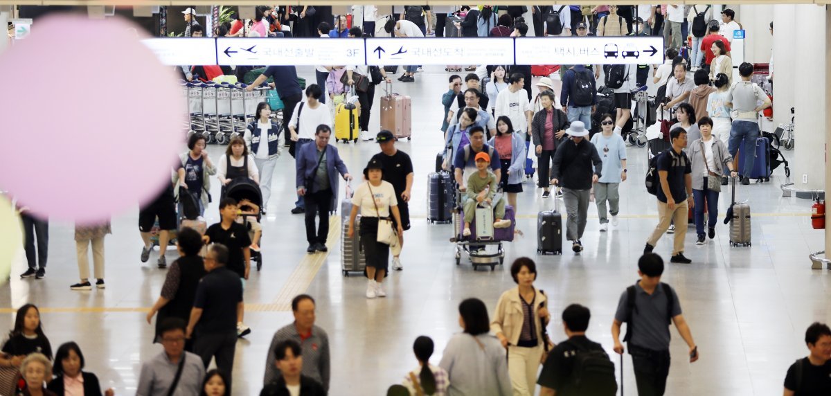 붐비는 제주국제공항. 제주=뉴스1