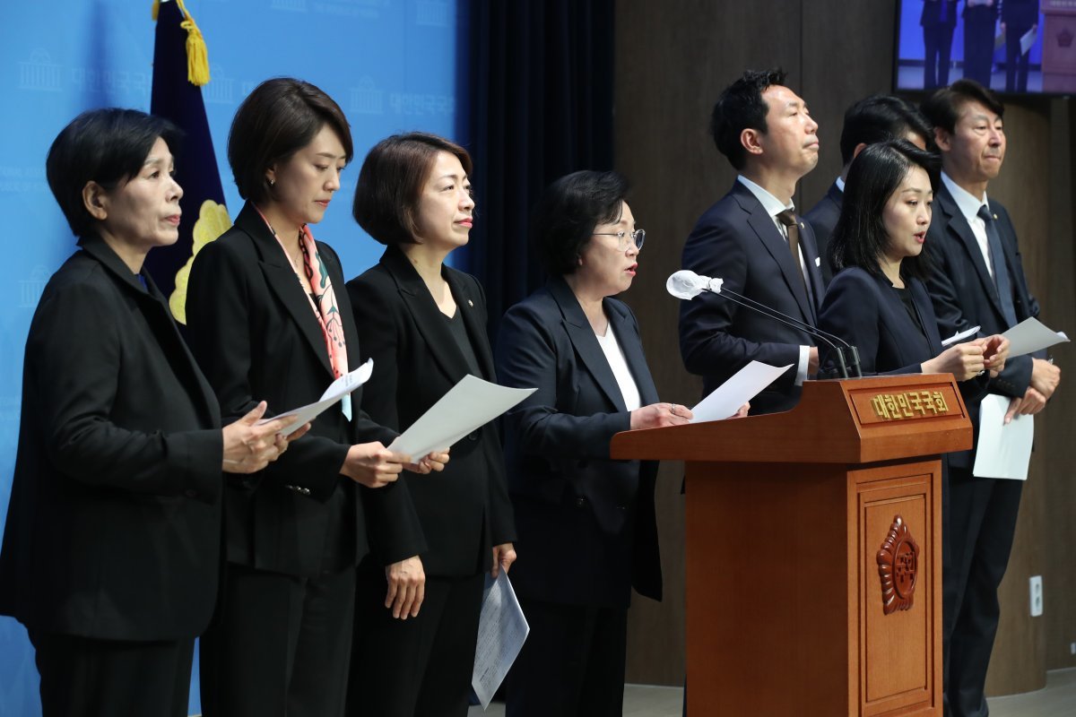 국회 과학기술정보방송통신위원회에  잠정 배정된 더불어민주당 의원들이 4일 오후 서울 여의도 국회 소통관에서 일본 라인 강탈 야욕 규탄 결의안 발의 기자회견을 하고 있다. 2024.6.4/뉴스1