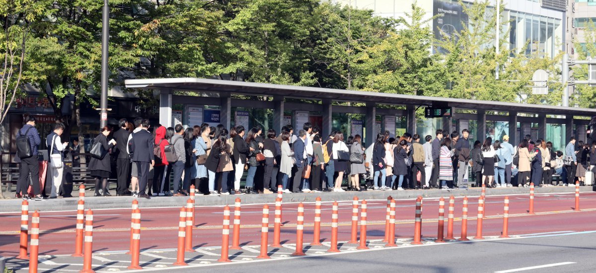 경기 고양시 일산동구 백석역 부근 버스정류장에서 출근길 시민들이 줄지어 서 버스를 기다리고 있다./뉴스1