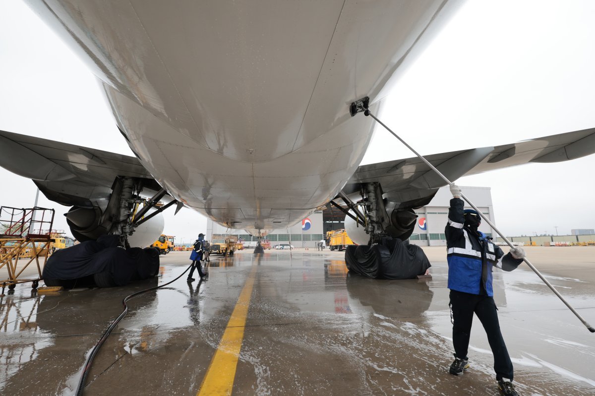 25일 오전 인천 중구 인천국제공항 대한항공 격납고에서 직원들이 봄을 맞아 항공기 동체 세척을 하고 있다. 이날 동체 세척을 한 항공기는 HL8216으로 장거리 노선에 투입되는 보잉 777-300ER 기종이다. (공동취재) 2024.4.25 (사진은 기사 내용과 무관함)