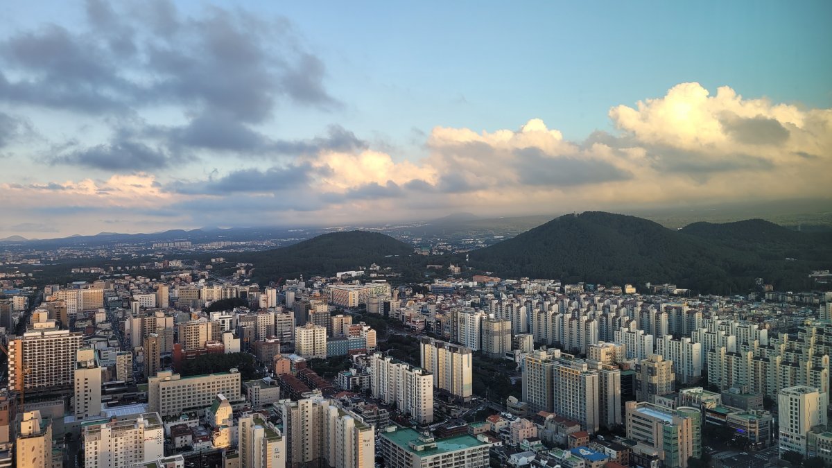 제주 인구 약 70만 명 가운데 50만 명이 몰린 제주시 도심가. 미분양 주택이 제주시 도심을 제외한 읍면 지역에서 70% 가까이 발생하고 있다. 제주=뉴스1