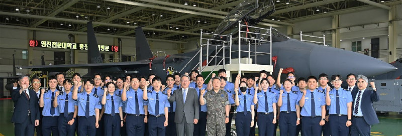 최근 공군군수사령부를 견학한 영진전문대 공군 부사관학군단이 최재영 영진전문대 총장(가운데 왼쪽), 유재문 공군군수사령관 등과 기념 촬영을 하고 있다. 영진전문대 제공