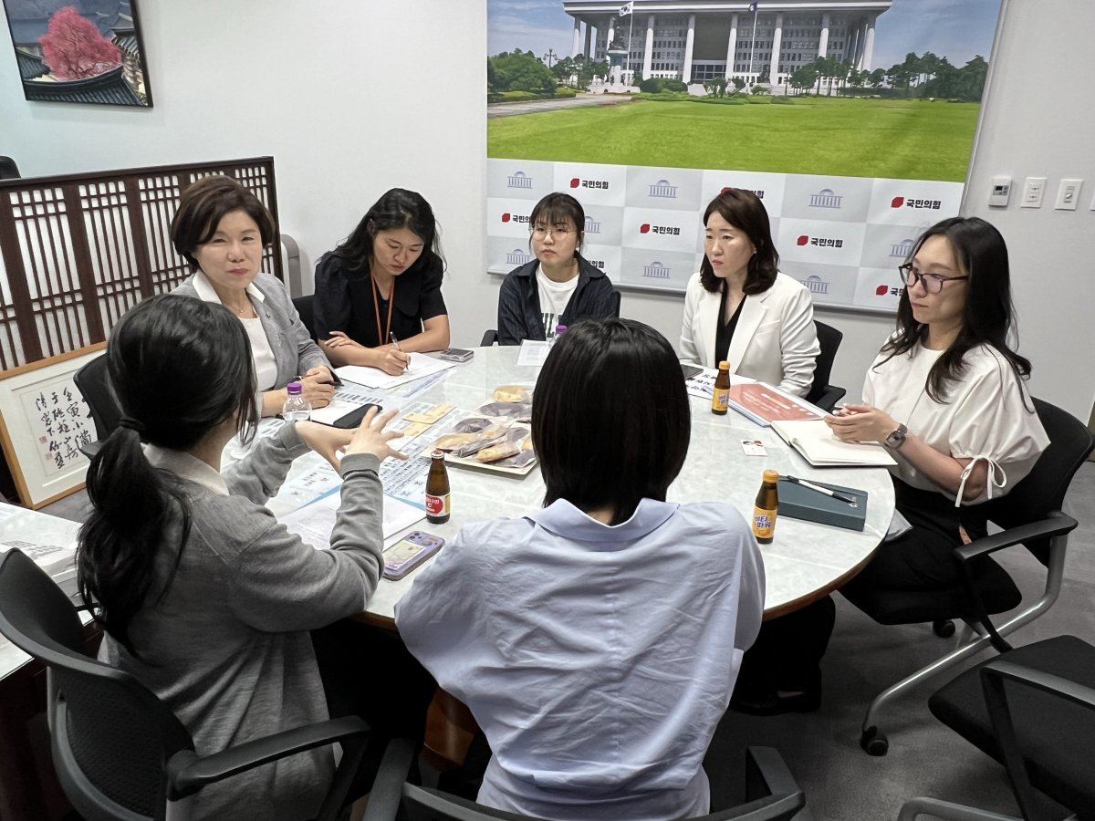 국민의힘 조은희 의원실에서 청년재단 박주희 사무총장과 취약청년 당사자가 간담회를 진행하고 있다.