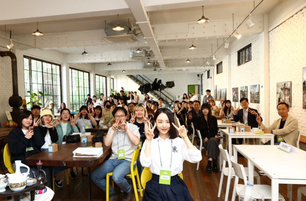 배우 신혜선이 ‘지구여행’ 사진전 도슨트 행사에 참여한 굿네이버스 후원자들과 단체 사진을 찍고 있다. 굿네이버스 제공