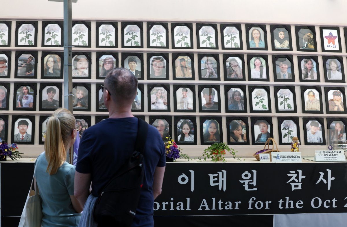 ‘이태원 참사 특별법’ 국회 본회의 표결 처리가 예정된 2일 서울 중구 서울도서관 앞 10.29 이태원 참사 희생자 합동분향소에서 외국인 관광객들이 희생자 영정을 바라보고 있다. 2024.5.2. 뉴스1