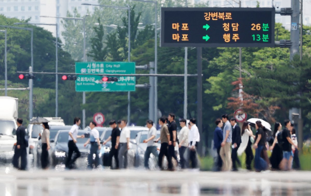 서울 지역의 낮 최고기온이 31도까지 올라 초여름 더위가 찾아온 5일 서울 영등포구 여의도 여의대로 일대 뜨겁게 달궈진 아스팔트 위로 아지랑이가 피어오르고 있다. 2024.6.5/뉴스1 ⓒ News1