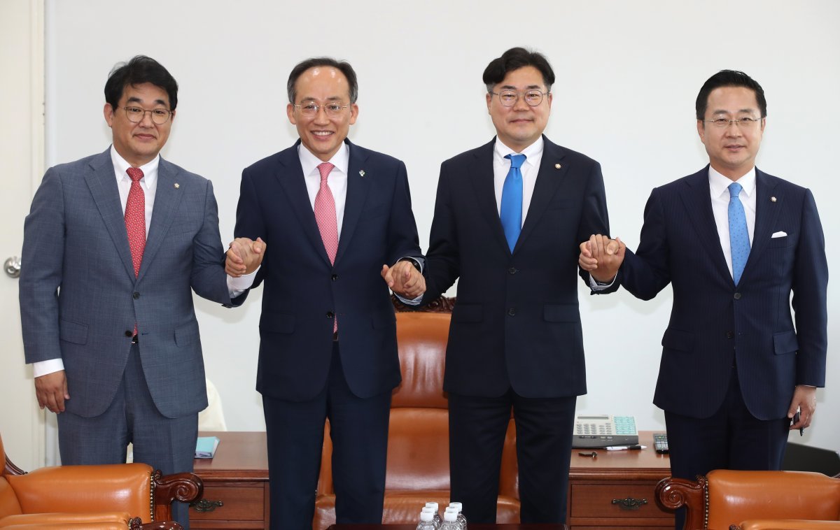 추경호 국민의힘 원내대표와 박찬대 더불어민주당 원내대표가 5일 오전 서울 여의도 국회에서 가진 원 구성 협상을 위한 회동에서 손을 맞잡고 있다. 왼쪽부터 국민의힘 배준영 원내수석부대표, 추 원내대표, 더불어민주당 박 원내대표, 박성준 원내수석부대표. 2024.6.5. 뉴스1