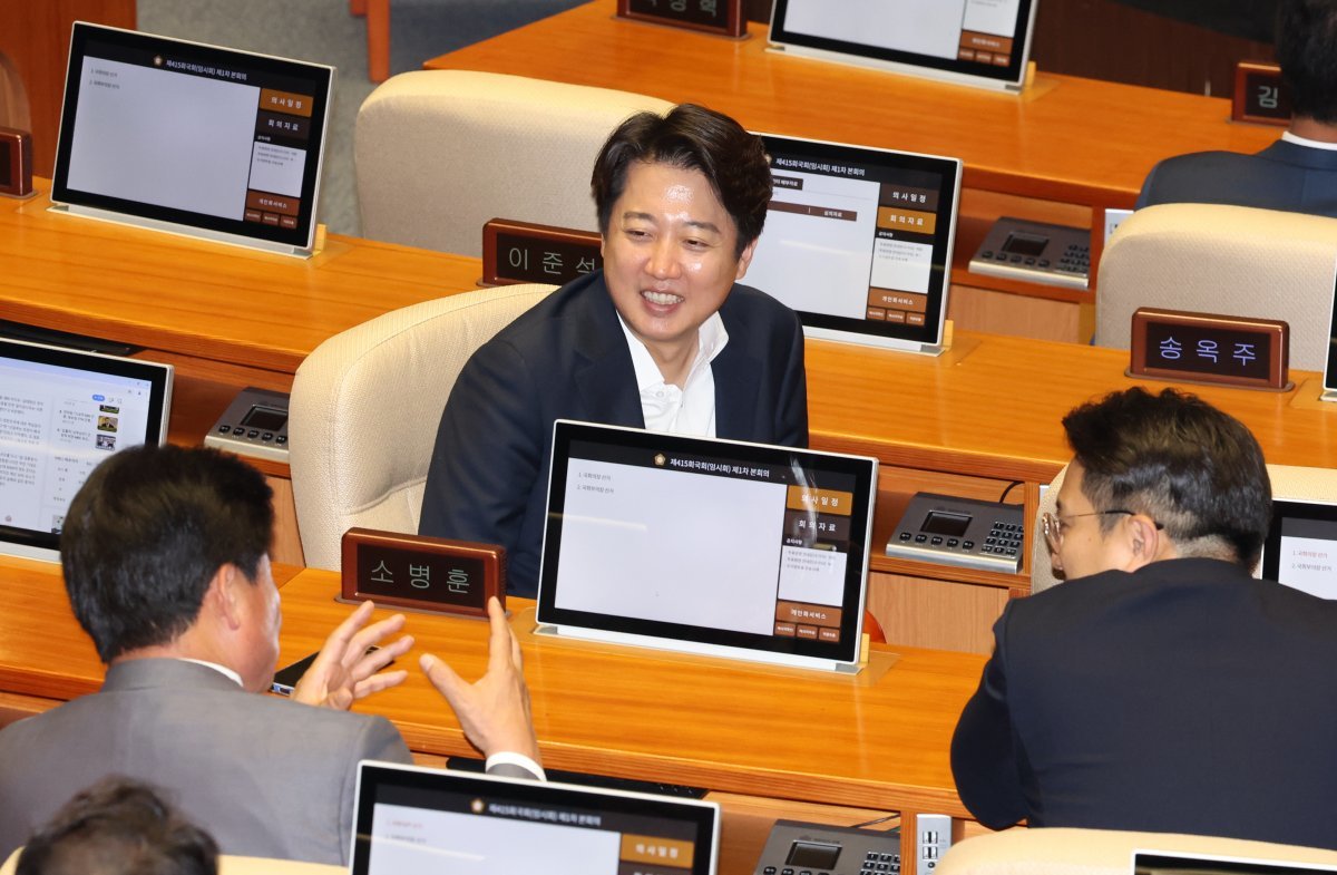 이준석 개혁신당 의원이 5일 서울 여의도 국회에서 열린 제415회국회(임시회)에서 더불어민주당 의원들과 대화하고 있다. 2024.06.05. 서울=뉴시스